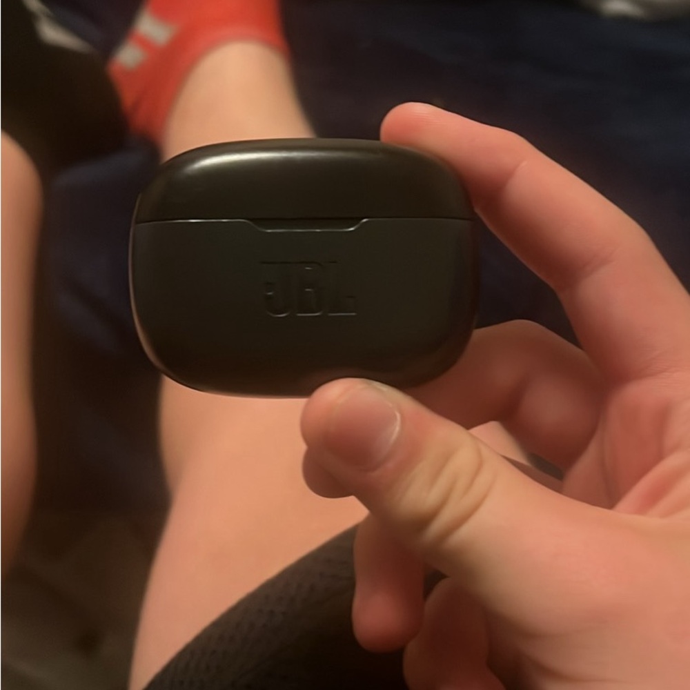 jbl earbuds used like new has no issues selling for 100 paid 165  (PICKUP ONLY)